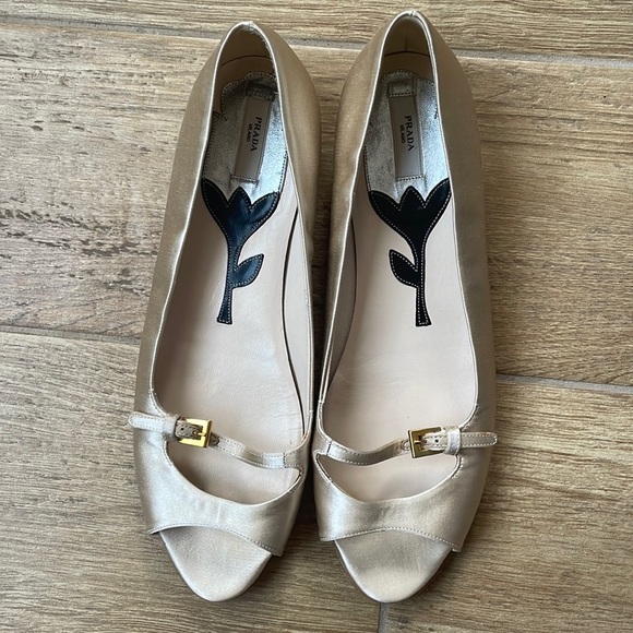 Prada flats - Picture 1 of 3